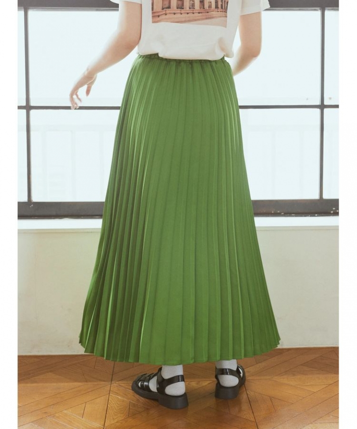 サテンプリーツロングスカート